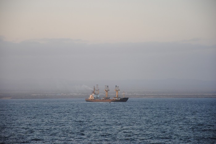 Ảnh chụp trên Vịnh Aden từ khinh hạm King Ferdinand của Hải quân Romania.